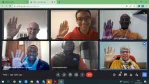 Les membres de la nouvelle cellule communication de l’Association Accords en visioconférence, souriants et saluant la caméra. Ils travaillent ensemble pour promouvoir le bénévolat d’accompagnement et partager les actualités de l’association à Aix-en-Provence