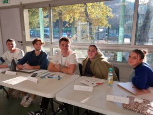 Des futurs bénévoles de l’Association Accords suivent une formation initiale, dans une atmosphère conviviale à Aix-en-Provence, dans le but d’acquérir les bases de l’écoute, du soutien et de l’accompagnement auprès des personnes en fin de vie