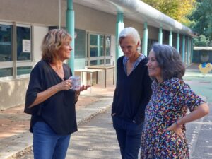 Trois futures bénévoles de l’Association Accords, discutent ensemble à l’extérieur d’un établissement pendant leur formation à l’accompagnement des personnes en fin de vie à Aix-en-Provence