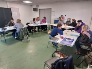 Un groupe de futurs bénévoles de l’association Accords participe à un module de formation animé par des professionnels sur l’accompagnement des malades en soins palliatifs et fin de vie.