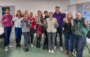Un groupe de futurs bénévoles de l’Association Accords pose ensemble à la fin de leur formation initiale, symbole de la diversité et de l’engagement pour l’accompagnement des personnes en fin de vie à Aix-en-Provence