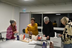 Des bénévoles de l’Association Accords préparent des boîtes de chocolats offerts par la chocolaterie Puyricard pour remercier les équipes soignantes des établissements partenaires d’Aix-en-Provence en cette fin d’année