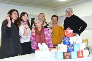 Les bénévoles de l’association Accords à Aix-en-Provence préparent des boîtes de chocolats en décembre pour offrir un geste de douceur aux personnes en soins palliatifs, en décembre 2024.