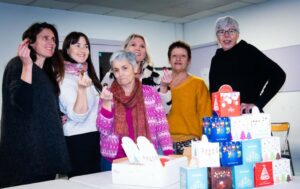 Les bénévoles de l’association Accords à Aix-en-Provence préparent des boîtes de chocolats en décembre pour offrir un geste de douceur aux personnes en soins palliatifs, en décembre 2024.