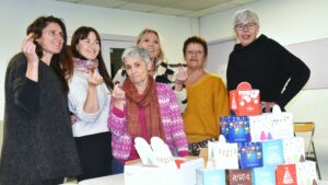 Les bénévoles de l’association Accords à Aix-en-Provence préparent des boîtes de chocolats en décembre pour offrir un geste de douceur aux personnes en soins palliatifs, en décembre 2024.