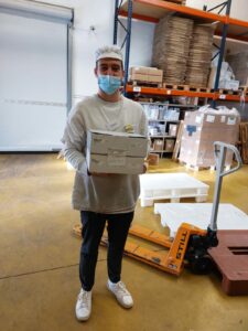 Un employé de la chocolaterie Puyricard remet des cartons de chocolats destinés à l’Association Accords, en soutien à ses actions auprès des équipes soignantes et bénévoles d’Aix-en-Provence