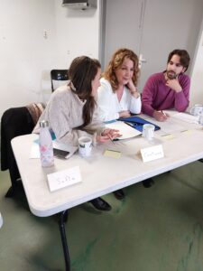 Des bénévoles de l’association Accords échangent autour d’une table avec des représentants d’autres associations en santé pour renforcer leur engagement commun dans le bénévolat solidaire auprès des personnes âgées.