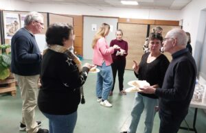 Des bénévoles de l’association Accords échangent avec les familles ayant un membre en soins palliatifs lors d’une rencontre de soutien pour créer des moments de partage à Aix-en-Provence.