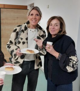Les bénévoles de l’association Accords à Aix-en-Provence partagent la galette des rois lors d’un moment convivial autour du bénévolat en soins palliatifs, en janvier 2025.