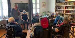 Une bénévole de l’association Accords à Aix-en-Provence anime un atelier d’improvisation auprès de personnes accompagnées en soins palliatifs en juin 2025.