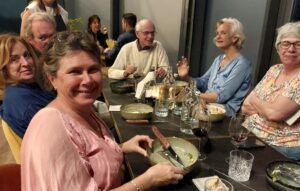 Un repas convivial réunit des bénévoles de l’association Accords à Aix-en-Provence pour célébrer ensemble les actions de bénévolat en soins palliatifs.