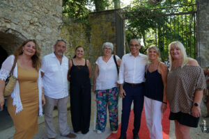 Des bénévoles et partenaires de l’association Accords à Aix-en-Provence se retrouvent lors d’un événement pour affirmer leur engagement commun dans le bénévolat solidaire auprès des personnes âgées.