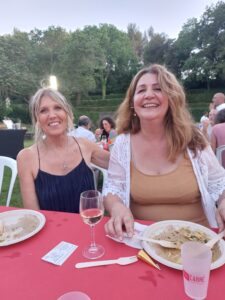 Deux bénévoles de l’association Accords souriantes partagent un moment convivial lors de la Fête des Associations de Bouc Bel Air pour représenter les actions d’écoute et de soutien aux malades à Aix-en-Provence