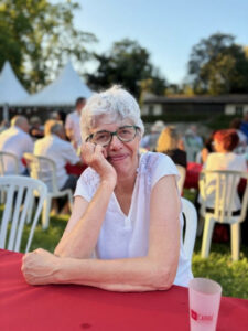 La présidente de l’Association Accords sourit lors de la Fête des Associations de Bouc Bel Air où elle représente l’engagement pour le bénévolat solidaire et l’écoute des malades à Aix-en-Provence