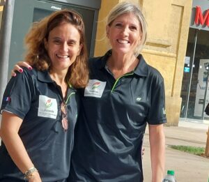 Deux bénévoles engagées dans les soins palliatifs pour l’association Accords à Aix-en-Provence sourient.