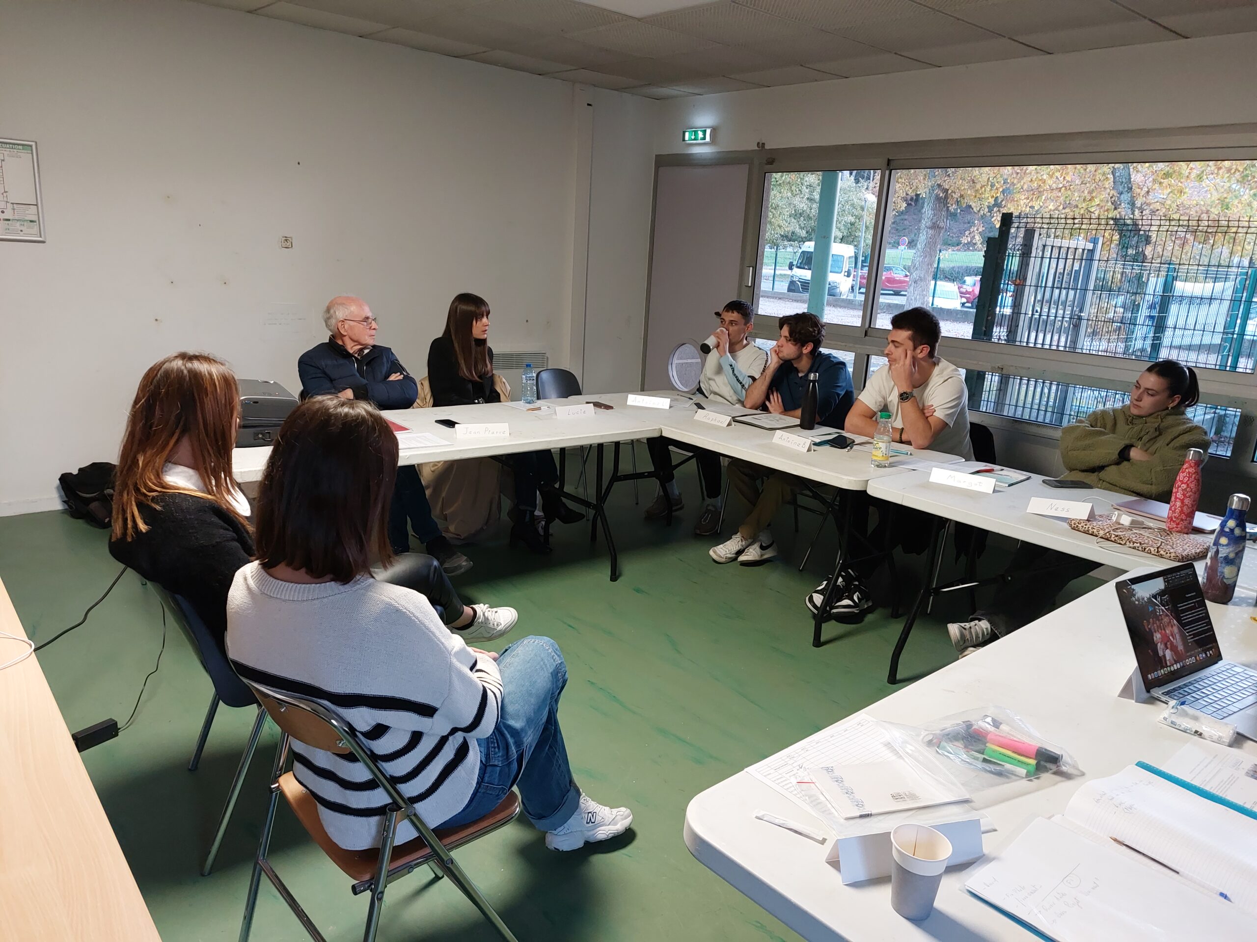 Des futurs bénévoles participent au lancement de la première formation de l’association Accords pour s’impliquer dans l’accompagnement des malades en soins palliatifs à Aix-en-Provence, en décembre 2022.