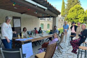 Des bénévoles de l’association Accords à Aix-en-Provence partage un moment d’échange et de convivialité, en mai 2024.