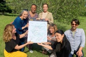 Les futurs bénévoles de l’association Accords à Aix-en-Provence tiennent un tableau rempli de mots bienveillants écrits ensemble pour clôturer leur formation à l’accompagnement des malades en soins palliatifs, en avril 2024.