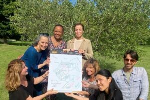 Les futurs bénévoles de l’association Accords à Aix-en-Provence tiennent un tableau rempli de mots bienveillants écrits ensemble pour clôturer leur formation à l’accompagnement des malades en soins palliatifs, en avril 2024.