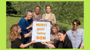 Des membres de l’association Accords tiennent une pancarte de remerciement pour les dons permettant de financer la formation des bénévoles engagés dans le soutien des malades et de leurs aidants.