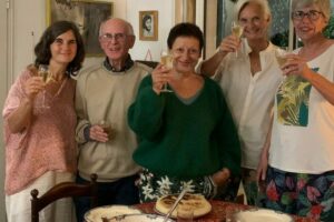 Les membres fondateurs de l’association Accords à Aix-en-Provence lèvent leur verre pour célébrer la création de l’association et leur engagement dans le bénévolat en soins palliatifs.