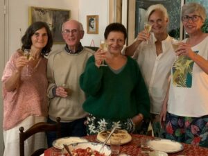 Les membres fondateurs de l’association Accords à Aix-en-Provence lèvent leur verre pour célébrer la création de l’association et leur engagement dans le bénévolat en soins palliatifs.