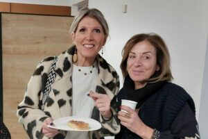 Les bénévoles de l’association Accords à Aix-en-Provence partagent la galette des rois lors d’un moment convivial autour du bénévolat en soins palliatifs, en janvier 2025.