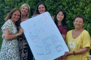 Les futurs bénévoles de l’association Accords à Aix-en-Provence tiennent un tableau rempli de mots bienveillants écrits ensemble pour clôturer la première formation à l’accompagnement des malades en soins palliatifs.