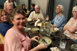 Un repas convivial réunit des bénévoles de l’association Accords à Aix-en-Provence pour célébrer ensemble les actions de bénévolat en soins palliatifs.