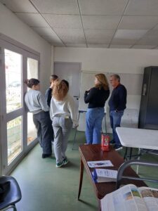 Des bénévoles de l’association Accords échangent en groupe à la fin du cycle de formation pour confirmer leur engagement dans l’accompagnement des malades en soins palliatifs et en fin de vie.