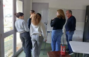 Des bénévoles de l’association Accords échangent en groupe à la fin du cycle de formation pour confirmer leur engagement dans l’accompagnement des malades en soins palliatifs et en fin de vie.